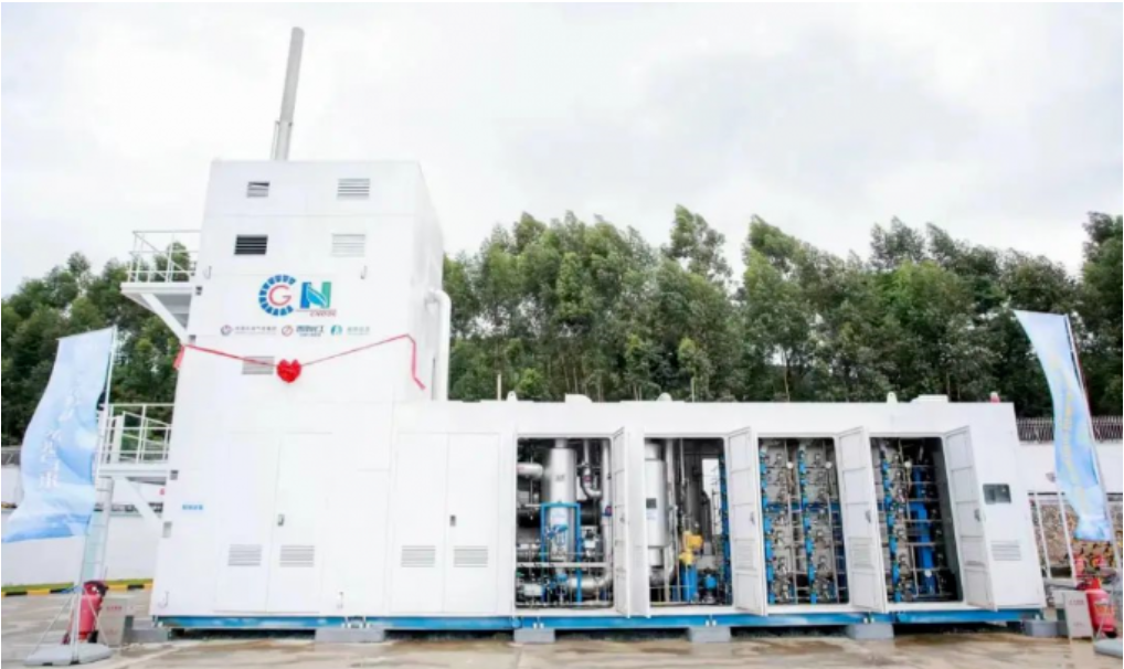 氢能具有零碳、高效、可储等显著优势，是我国能源低碳化转型的关键一环，也是我国实现“碳达峰、碳中和”目标的重要抓手。今年3月，国家发改委发布的《氢能产业发展中长期规划（2021—2035年）》中明确提出：氢能是未来国家能源体系的重要组成部分、是用能终端实现绿色低碳转型的重要载体，氢能产业是战略性新兴产业和未来产业重点发展方向。  图片    该套装置由气电集团与佛燃能源、西南化工共同研发，可即时生产供燃料电池汽车使用的高纯度氢气，具有完全自主知识产权和集成度高、自动化程度高、制氢效率高、占地面积小等特点，在一键开停车、一键负荷调整的智能化、数字化设计等方面处于国际领先水平。  据气电集团项目负责人侯建国介绍，当前限制我国氢能产业发展的瓶颈问题主要是满足燃料电池汽车使用要求的氢气供应有限、价格较高，该套自主研发的橇装天然气制氢装置采用天然气和水蒸气重整工艺制氢，可从城市天然气管道就地取气，无须从集中制氢厂使用长管拖车运氢到站，可降低氢气终端成本20%至30%，不仅能有效解决用氢难、用氢贵的问题，对减少城市道路运氢风险也具有积极作用，为我国首批燃料电池汽车示范城市群建设提供了本地化氢源解决方案。  据了解，明城站天然气制氢规模为1500公斤/日，兼具加氢、加气、充电等功能，可满足公交车125车次或物流车250车次的加氢需求。明城站分为两期建设，本次为已投入试运行的一期工程，制氢能力为500公斤/日。项目全部投产后，除可为佛山高明区现有80多辆氢能公交车提供加氢服务外，还可为高明区发展氢能物流车预留氢源保障。  按照计划，在250标方/小时橇装天然气制氢设备成功应用基础上，气电集团已启动500标方/小时橇装天然气制氢设备的研发工作，第二代产品将更高效、更紧凑、更智能，力争2023年上半年建成投用。   据了解，日前，中海石油接连在广东和福建成立新能源总部。   8月1日，中国海油新能源广东总部在中山市，该总部项目统筹广东、广西等区域新能源产业发展，主要聚焦海上风电、陆地光伏等项目开发运营。  8月2日，中国海油新能源福建总部项目正式落地福州，将统筹管理中海油在闽新能源业务，投资开发建设海上风电、光伏发电、氢能等绿色低碳能源项目。“十四五”期间，中国海油预计将有约200亿元用于福建地区海上风电建设。